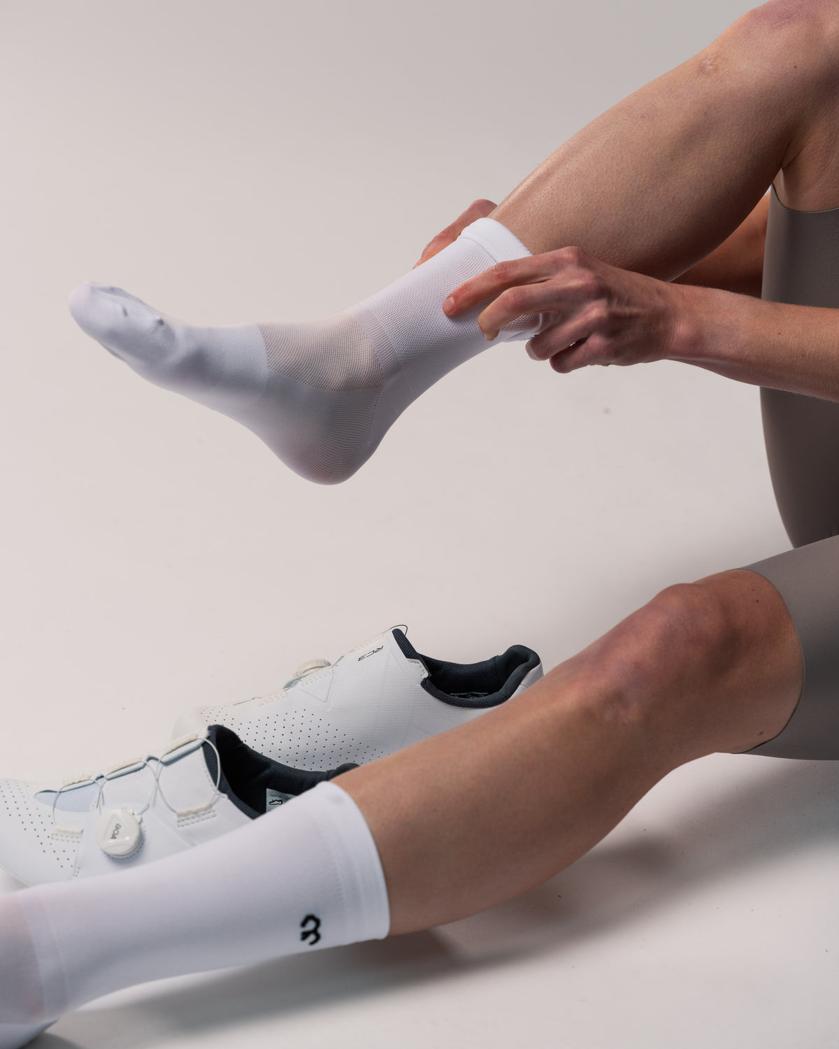 hochgeschnittene Radsocken mit Kompression & Straede Logo in weiß
