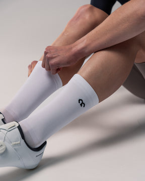 #farbe_white | hochgeschnittene Radsocken mit Kompression & Straede Logo in weiß