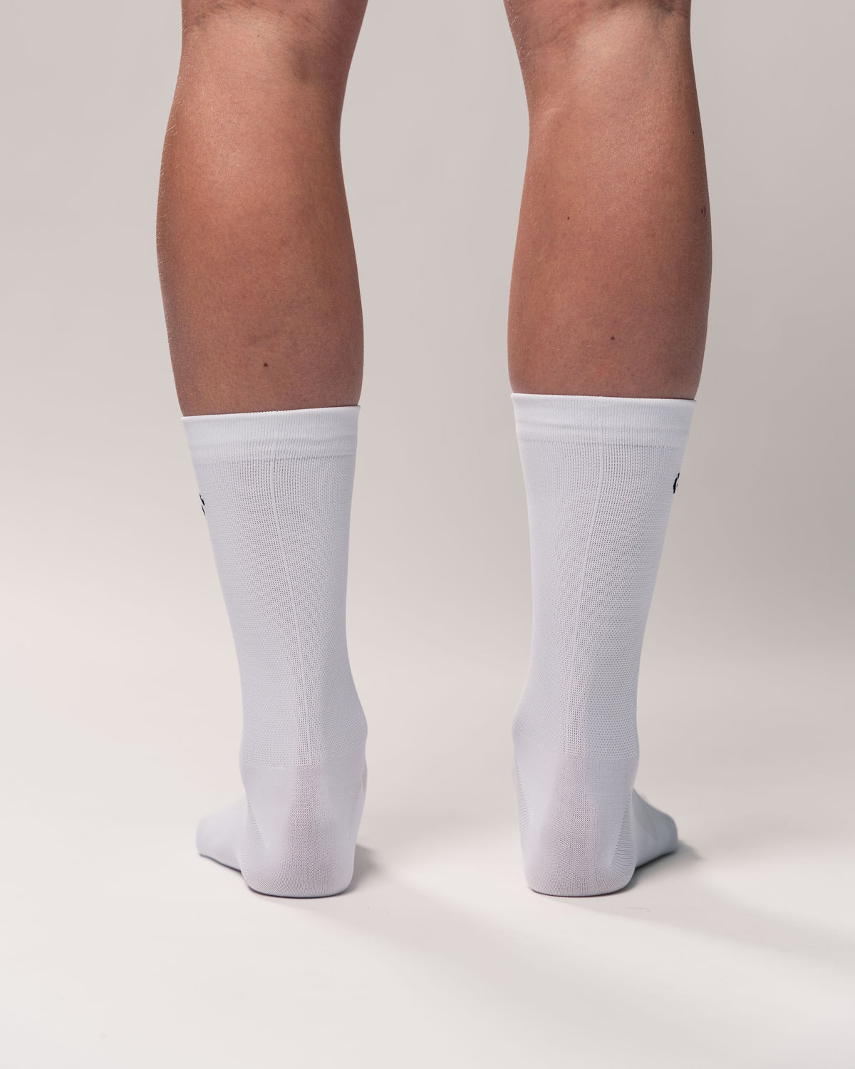 hochgeschnittene Radsocken mit Kompression & Straede Logo in weiß Rückseite