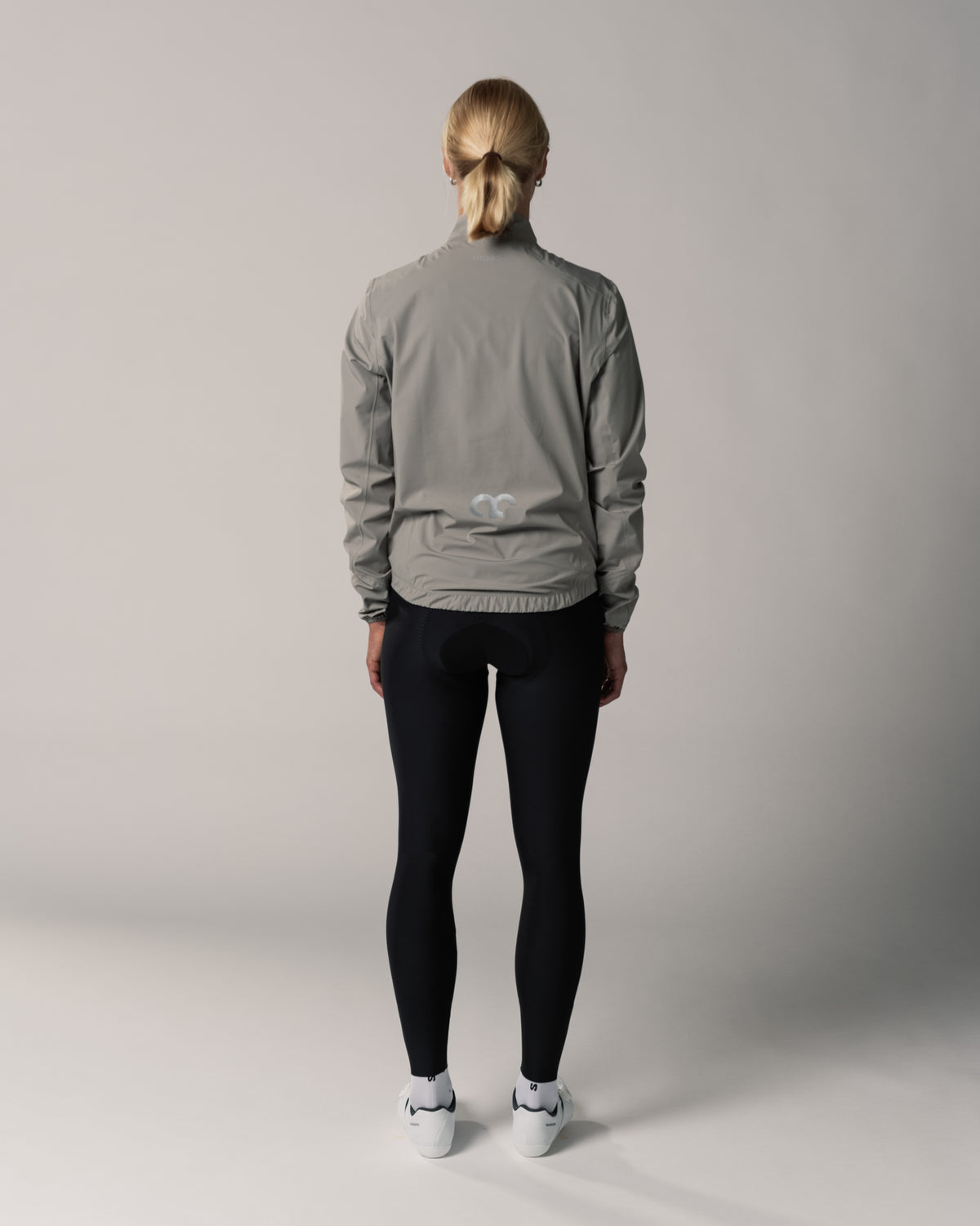 windabweisende Regenjacke für Damen in hellgrau Rückseite