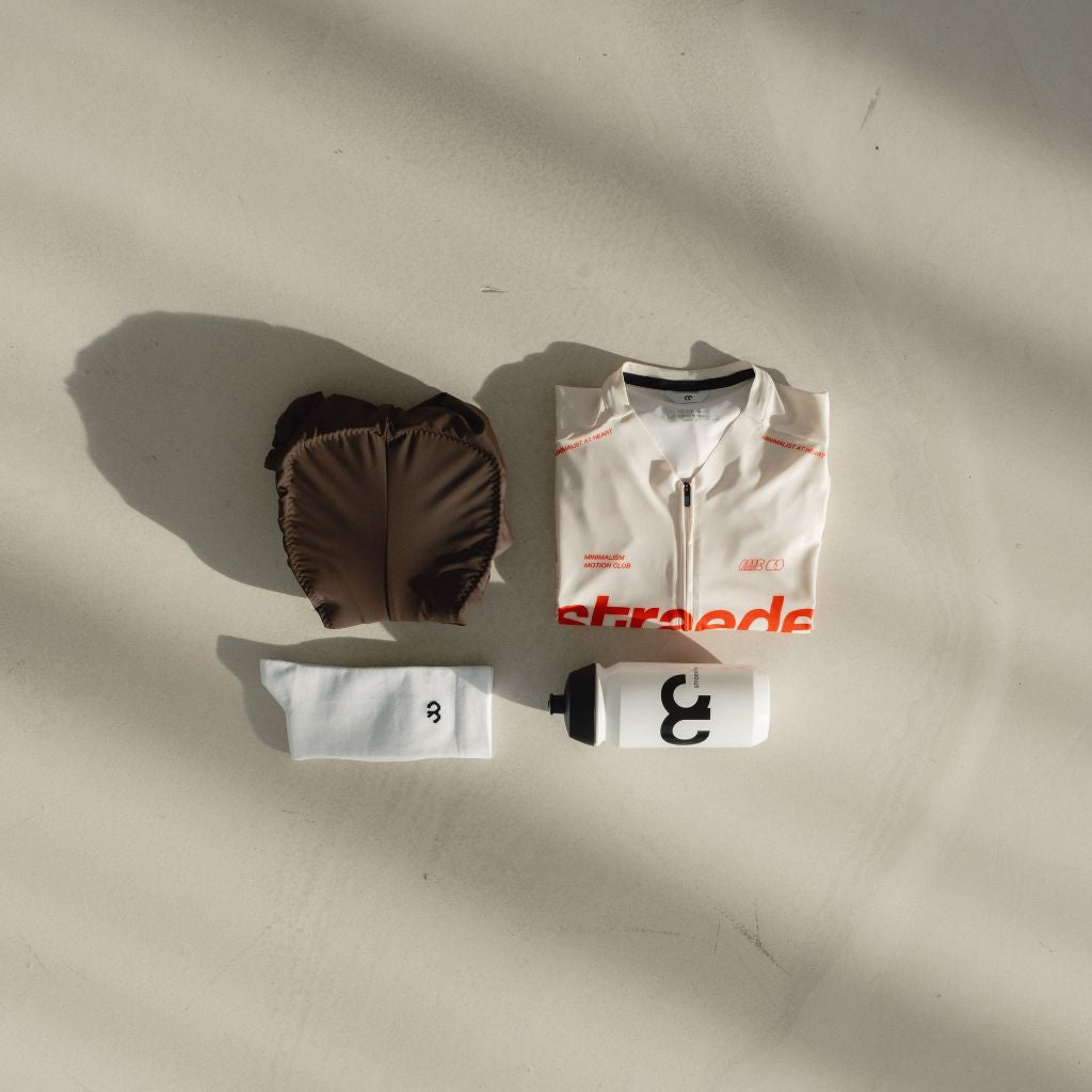 Straede New Arrivals Bundle: Zeitlose, minimalistische Radtrikots und Hosen perfekt aufeinander abgestimmt.