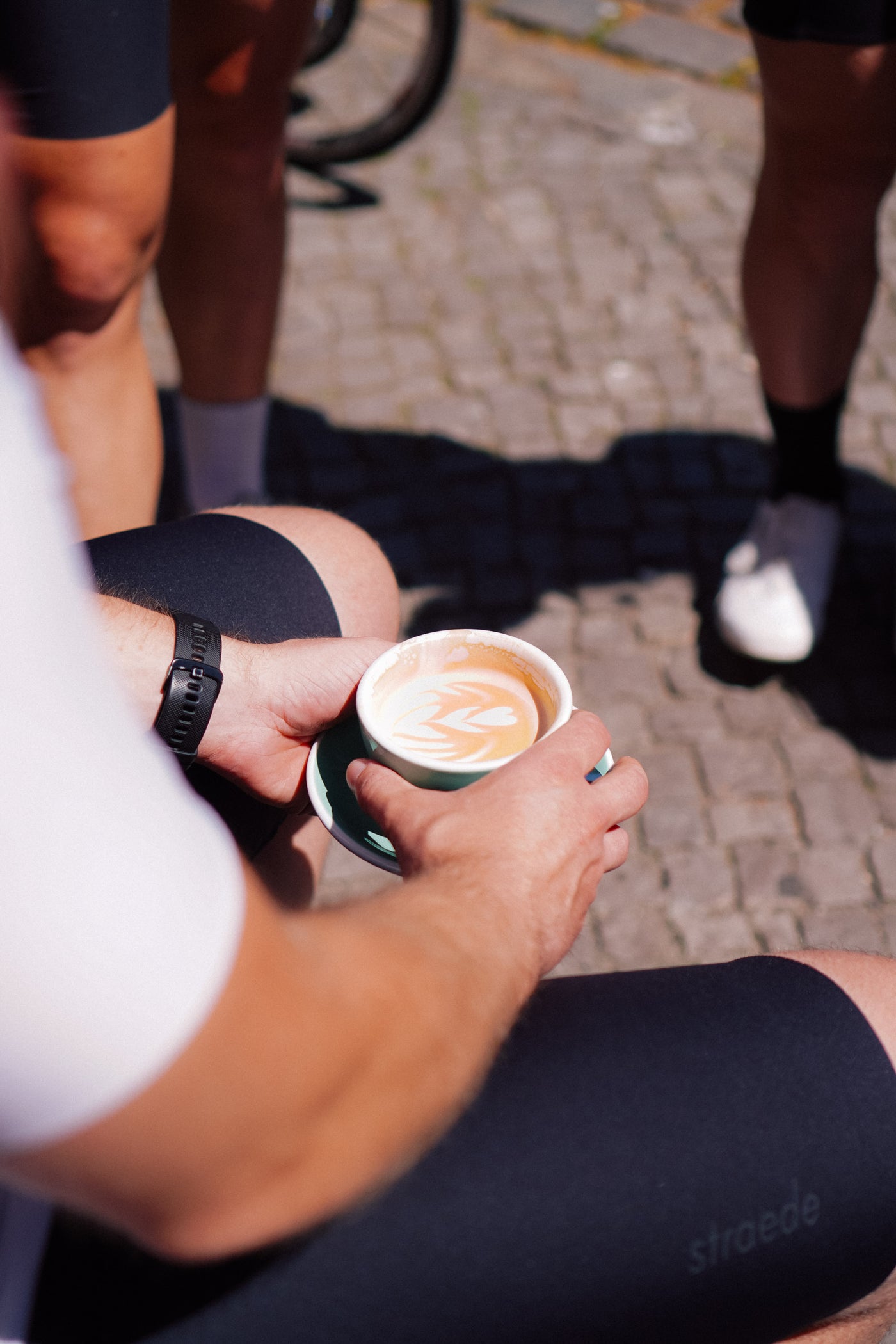 Radfahrer mit Cappuccino
