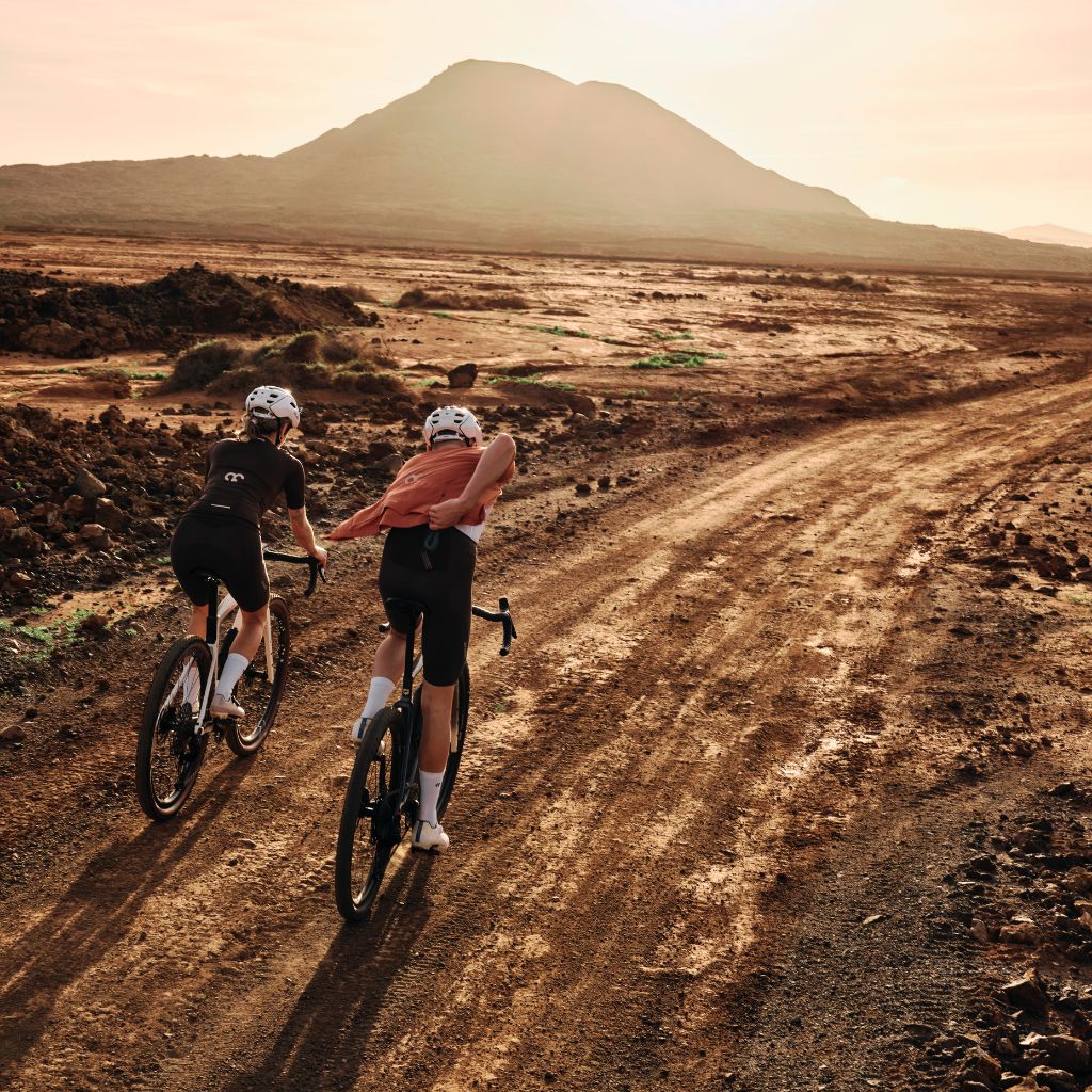 Atmungsaktives Radtrikot für Gravel-Abenteuer: Das straede Kaern Jersey kombiniert Performance und minimalistisches Design.