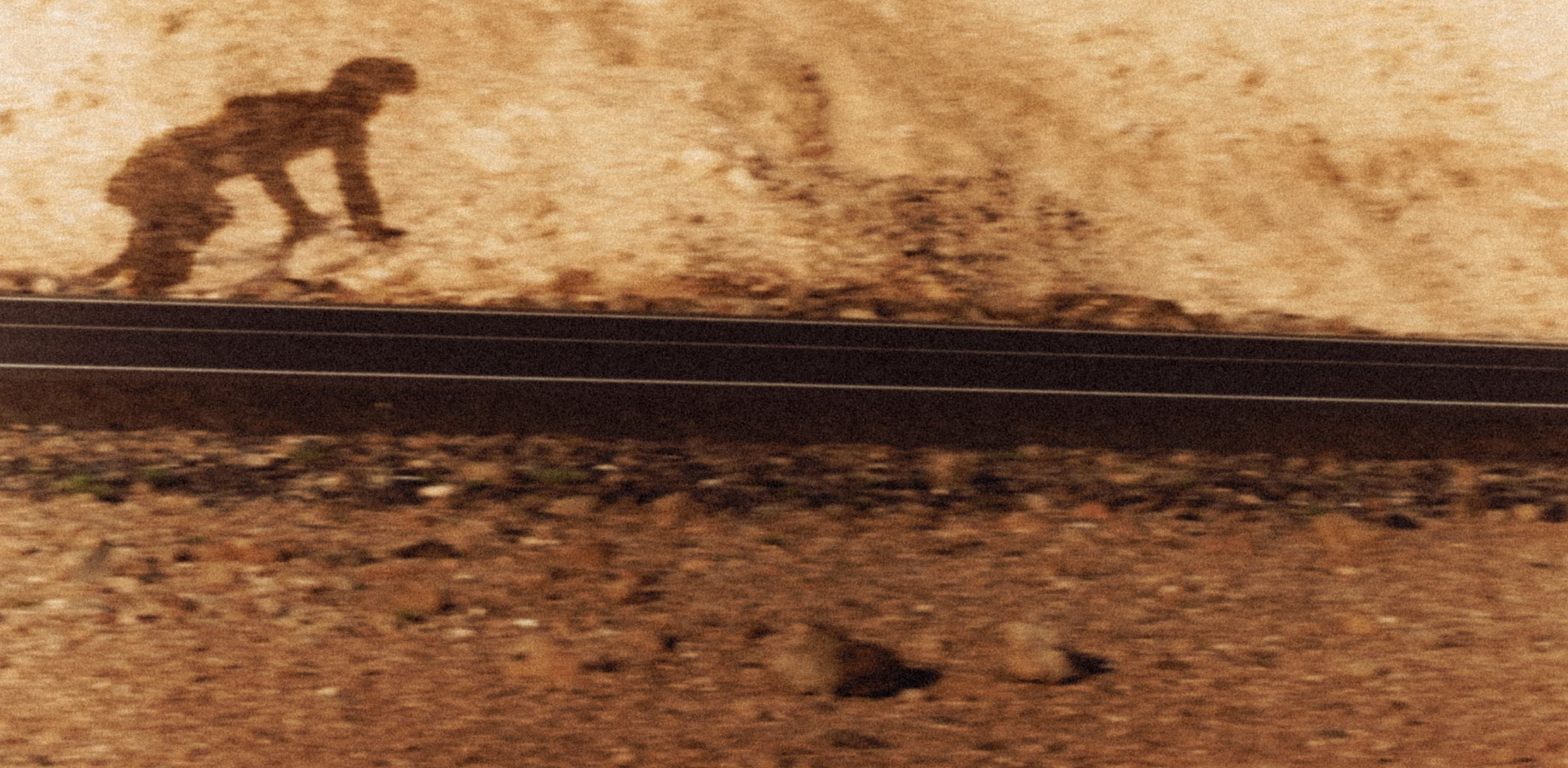 Die straede Gravel-Kollektion im Nature-Shot. Hochwertige Radbekleidung für maximale Freiheit auf und abseits der Straße.