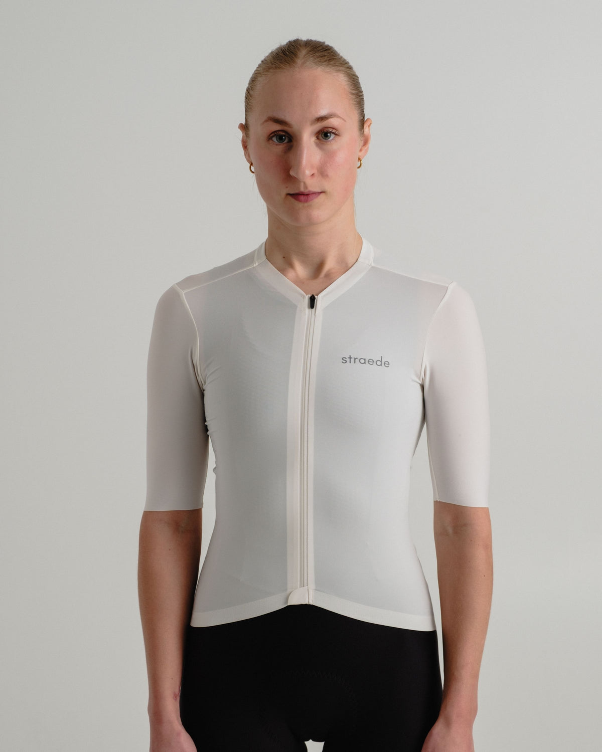 Leichtes Aero-Trikot aus geschmeidigem Stoff. Kaum spürbar und wie eine zweite Haut.