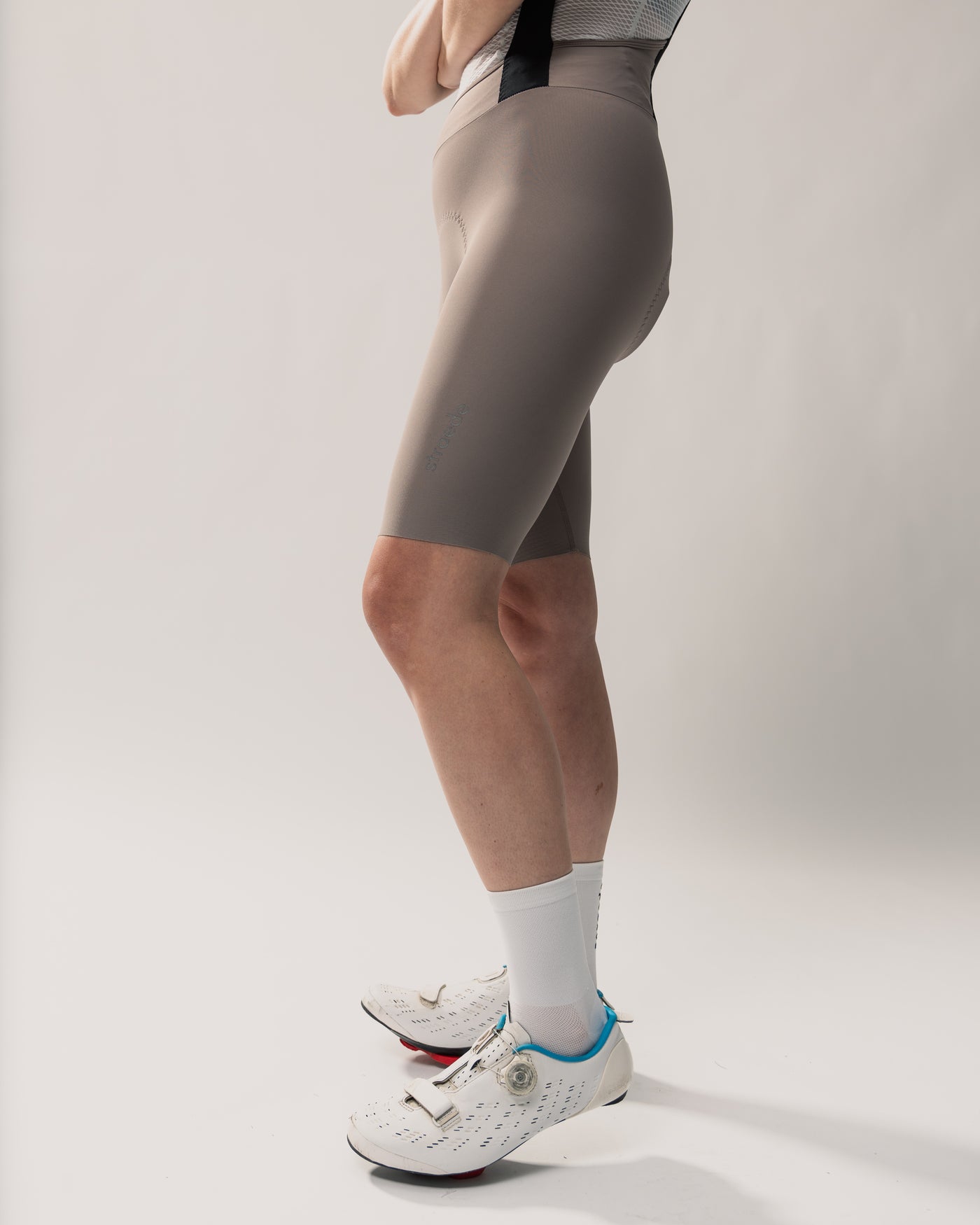 #farbe_shell | nahtlose Aero Bib Shorts für Damen in hellgrau