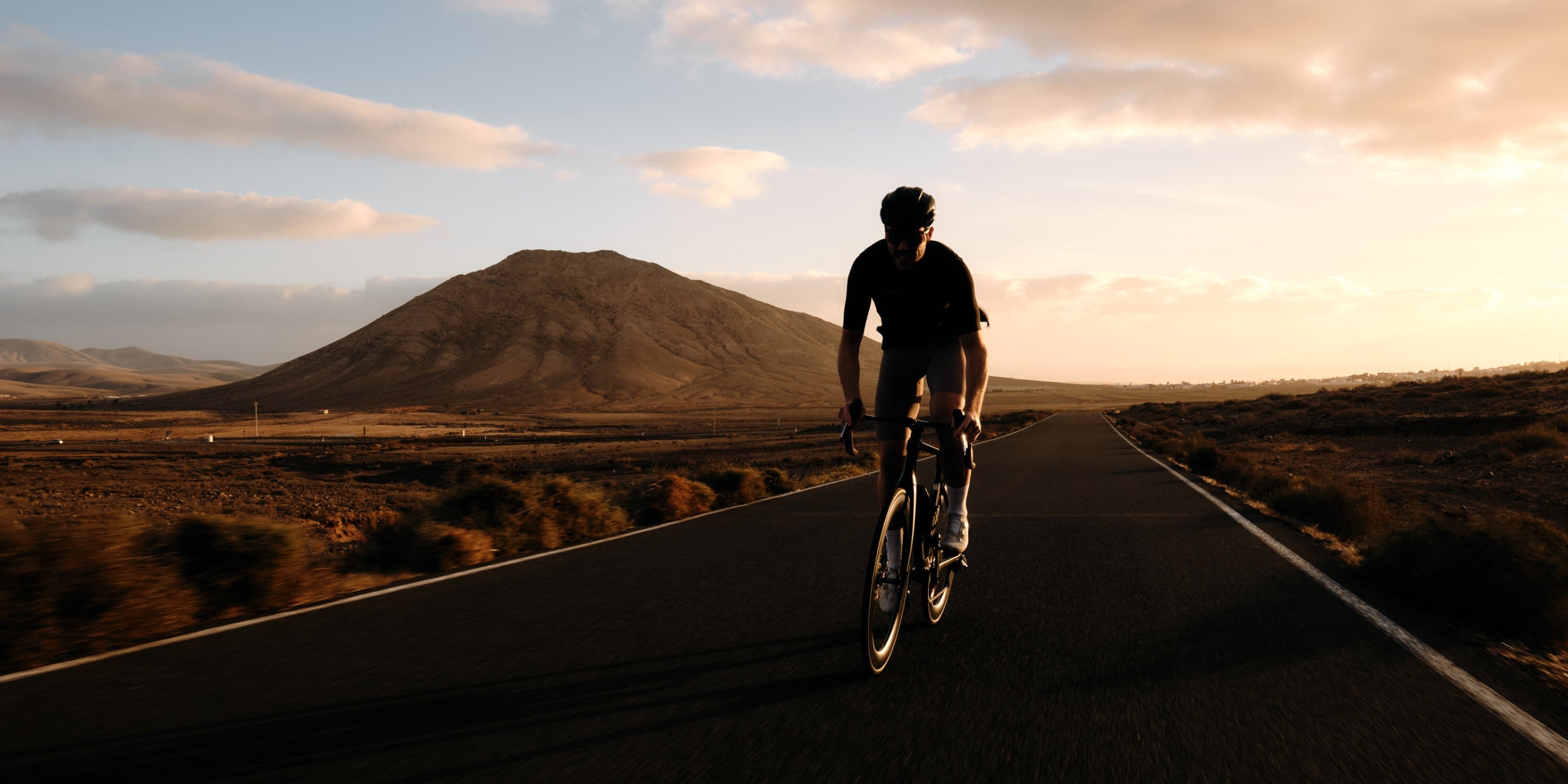 Rennradfahrer mit Trikot und Bib Shorts