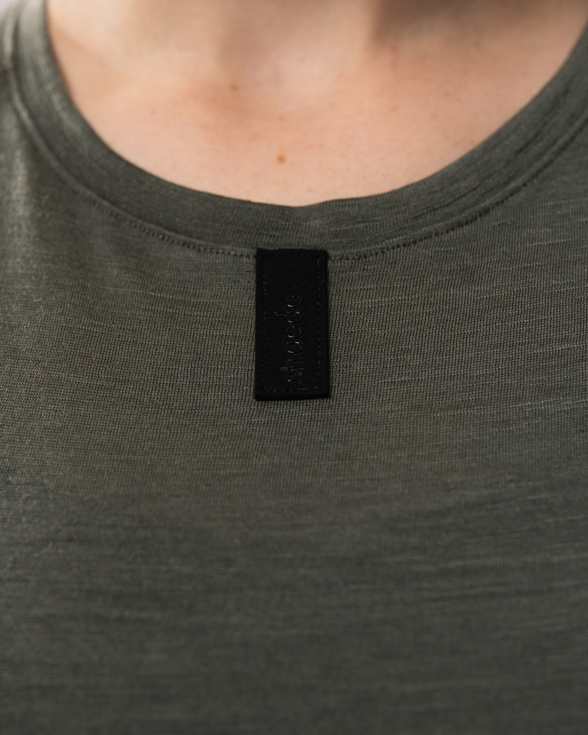 langärmeliges Merino Baselayer Damen in olivgrün Nahaufnahme Straede-Schriftzug