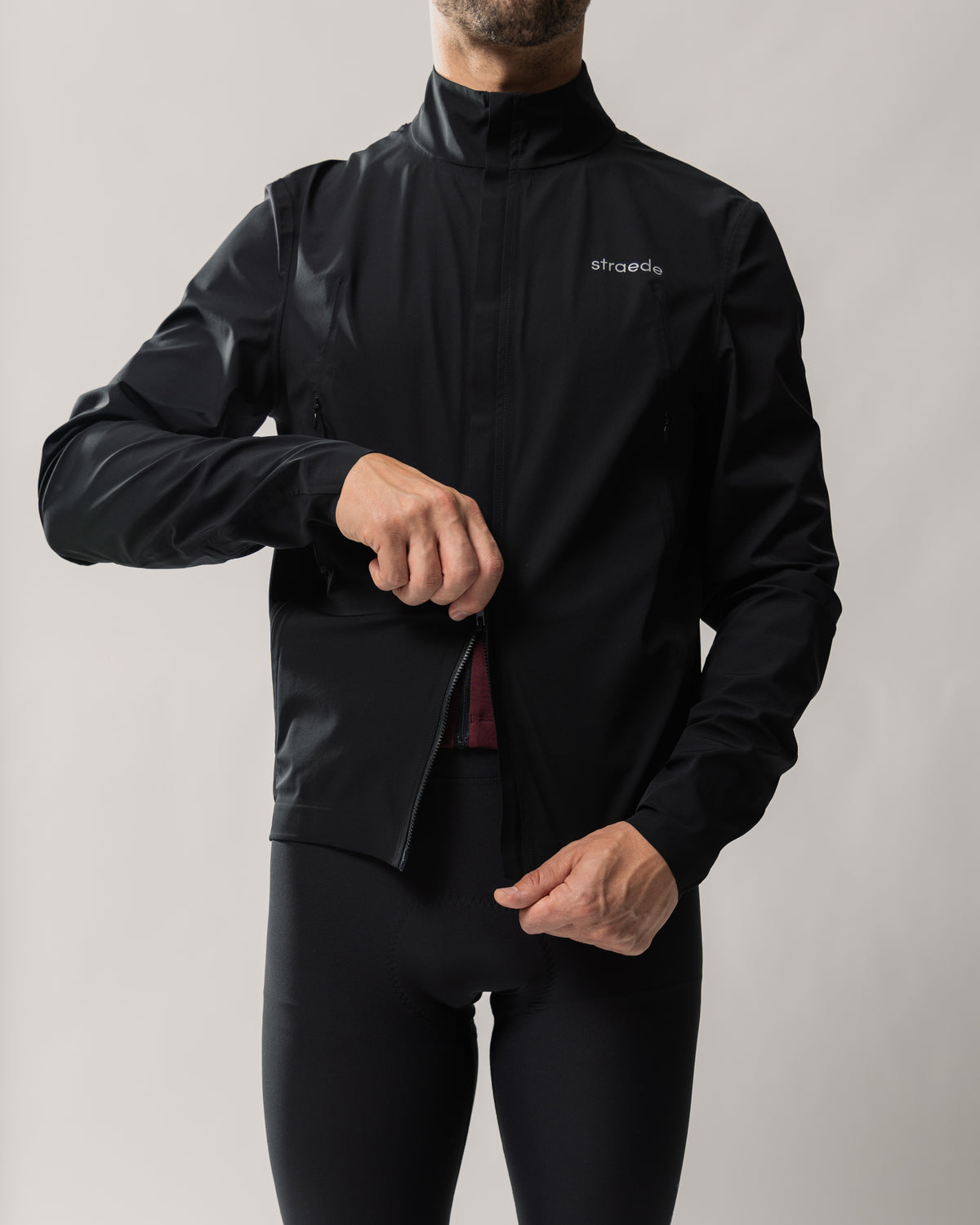 windabweisende Regenjacke in schwarz