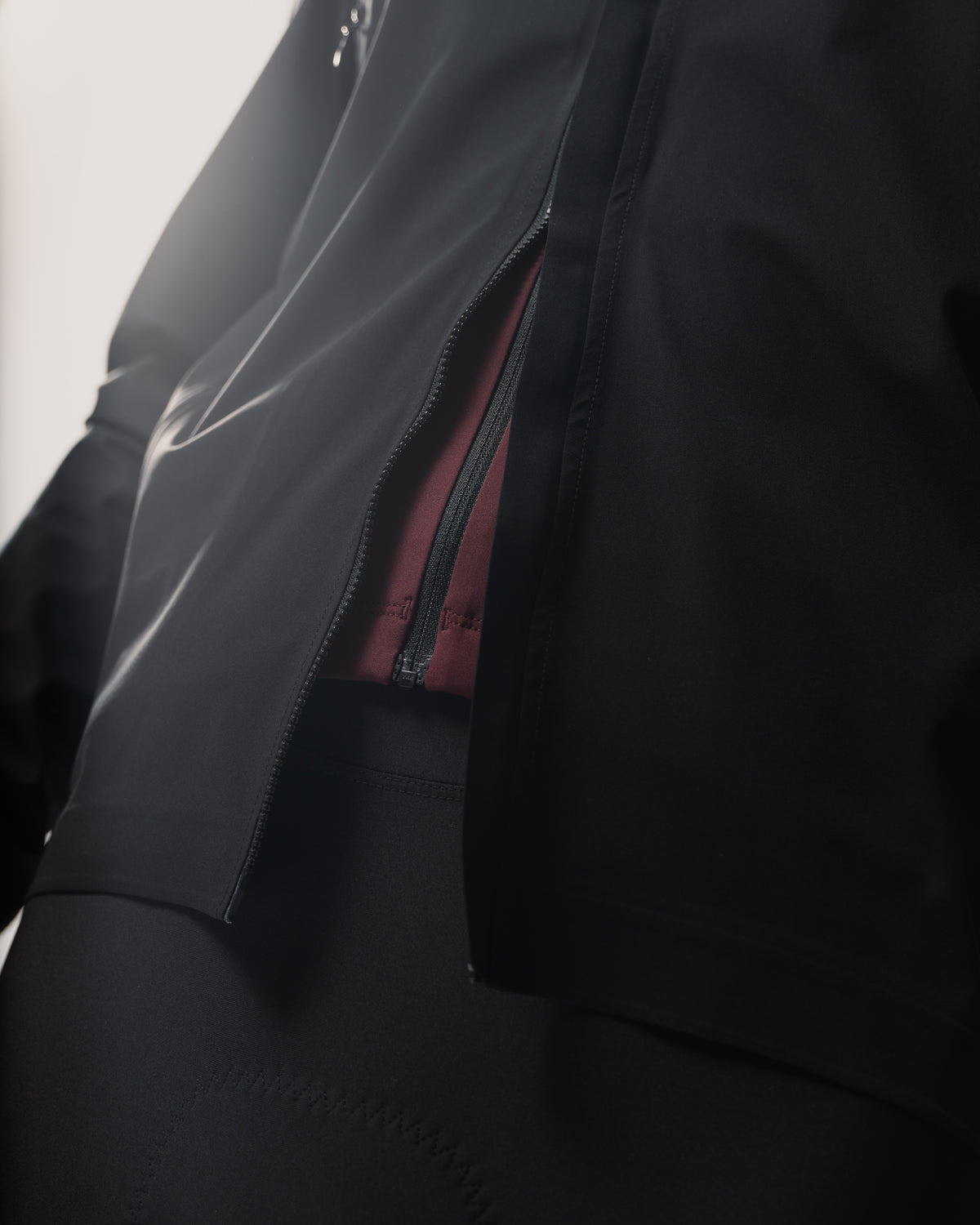 winddichte Regenjacke für Herren in schwarz Nahaufnahme doppelseitiger Zipper