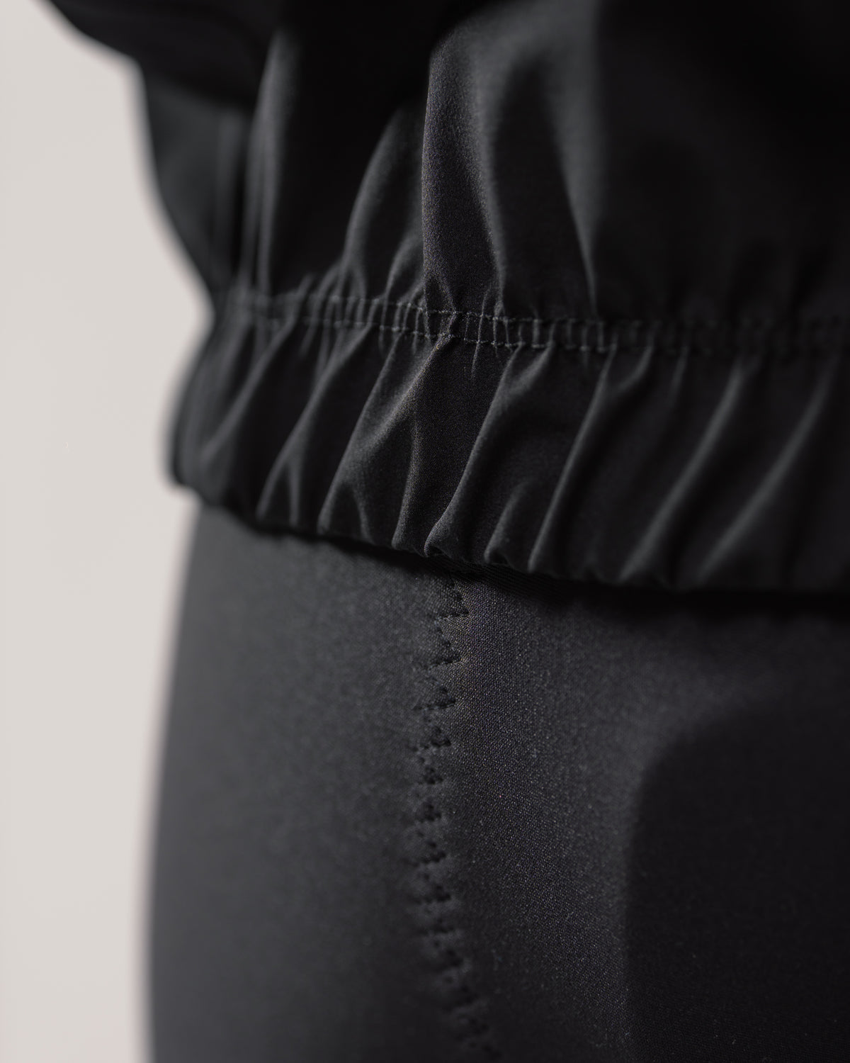winddichte Regenjacke für Herren in schwarz Nahaufnahme Gummibund