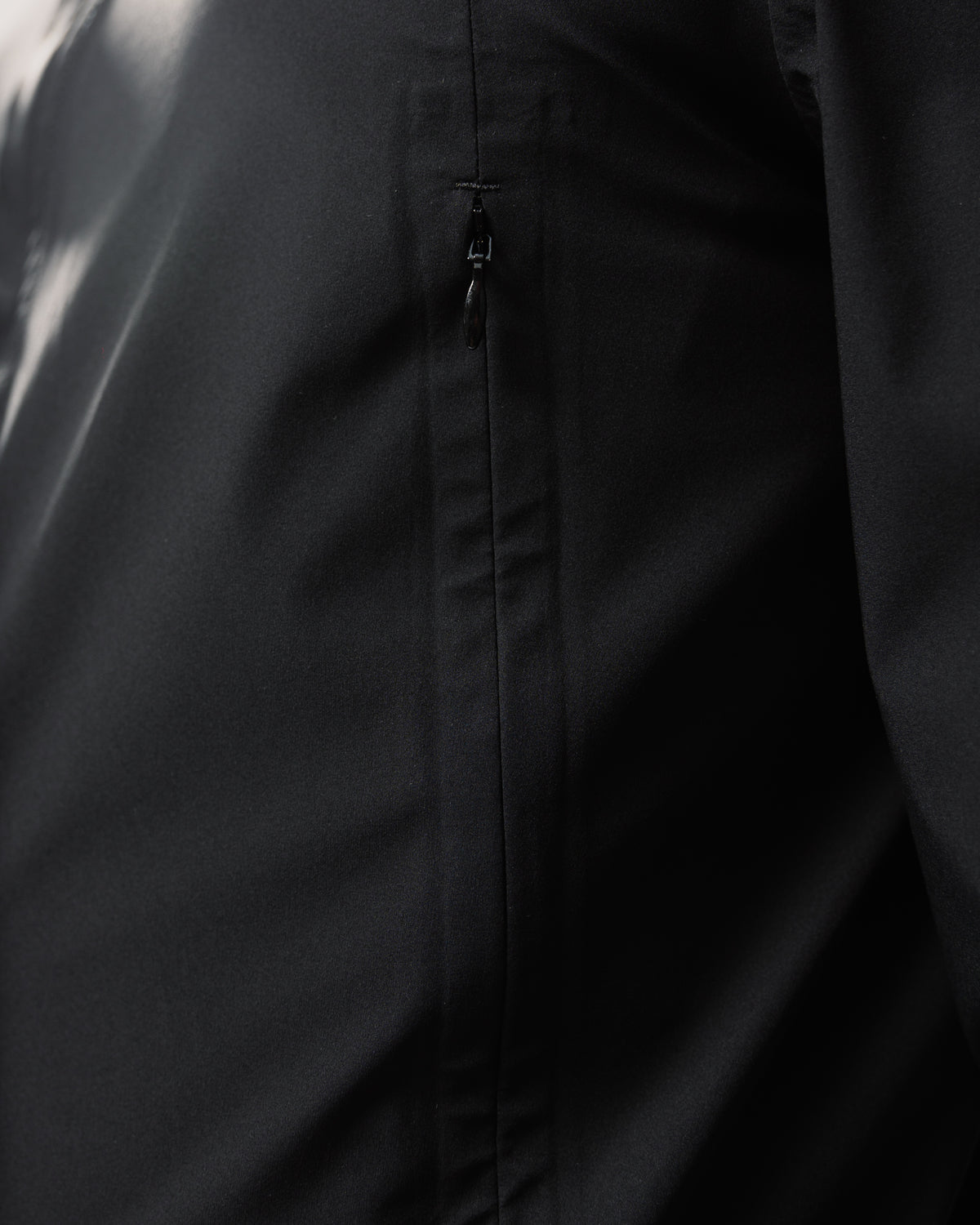 winddichte Regenjacke für Herren in schwarz Nahaufnahme Taschen