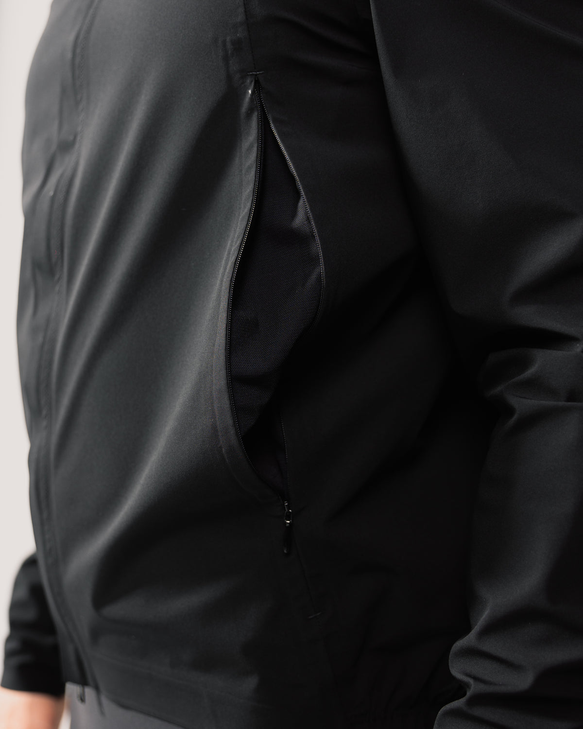 winddichte Regenjacke für Herren in schwarz Nahaufnahme Taschen