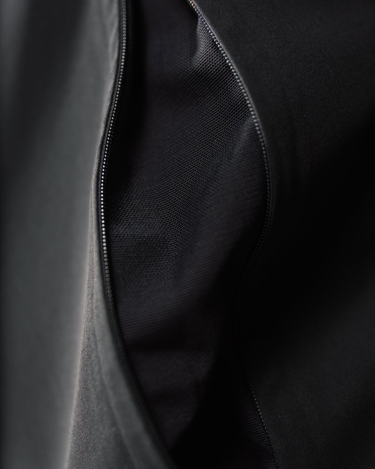 windabweisende Regenjacke in schwarz Nahaufnahme Lüftungsschlitze
