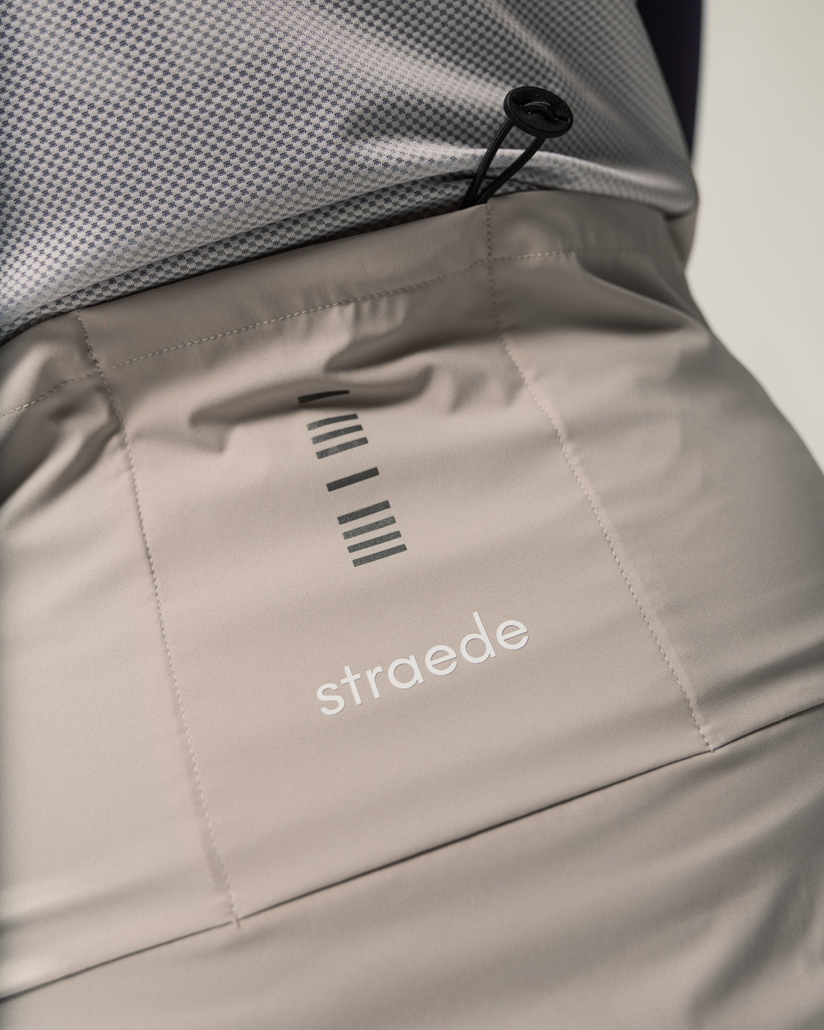 leichte Weste für Damen in off white mit Trikot-Rückentaschen