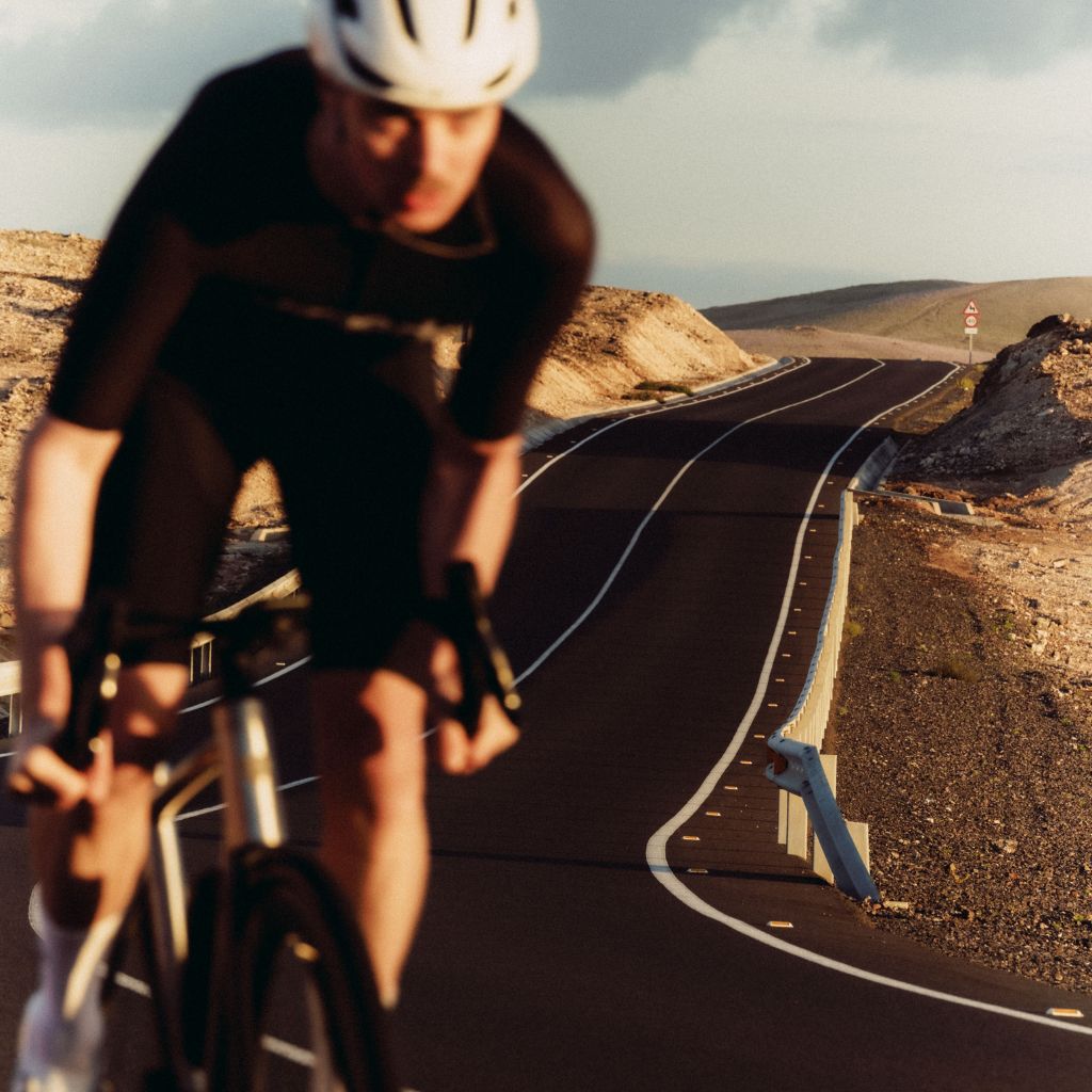 Straede Rennrad-Bekleidung aus der Pro Kollektion für maximale Aerodynamik auf dem Roadbike.