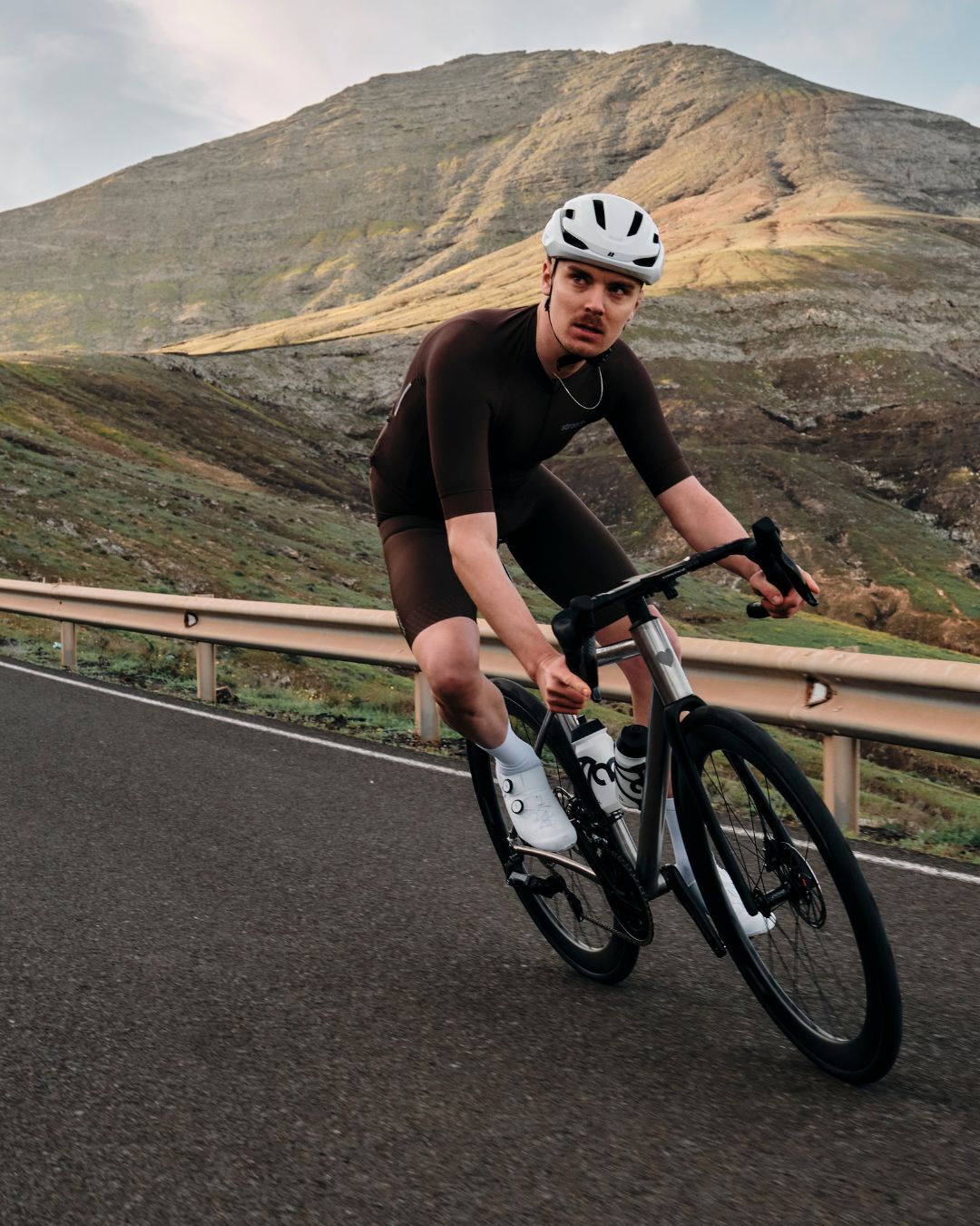 Optimale Aerodynamik in der Race-Position: Entdecke die Straede Pro Kollektion für Rennradfahrer.