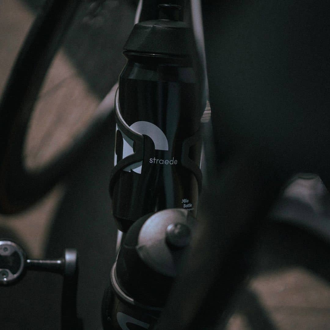 Rennrad Trinkflasche von straede in der Halterung vom Rennrad