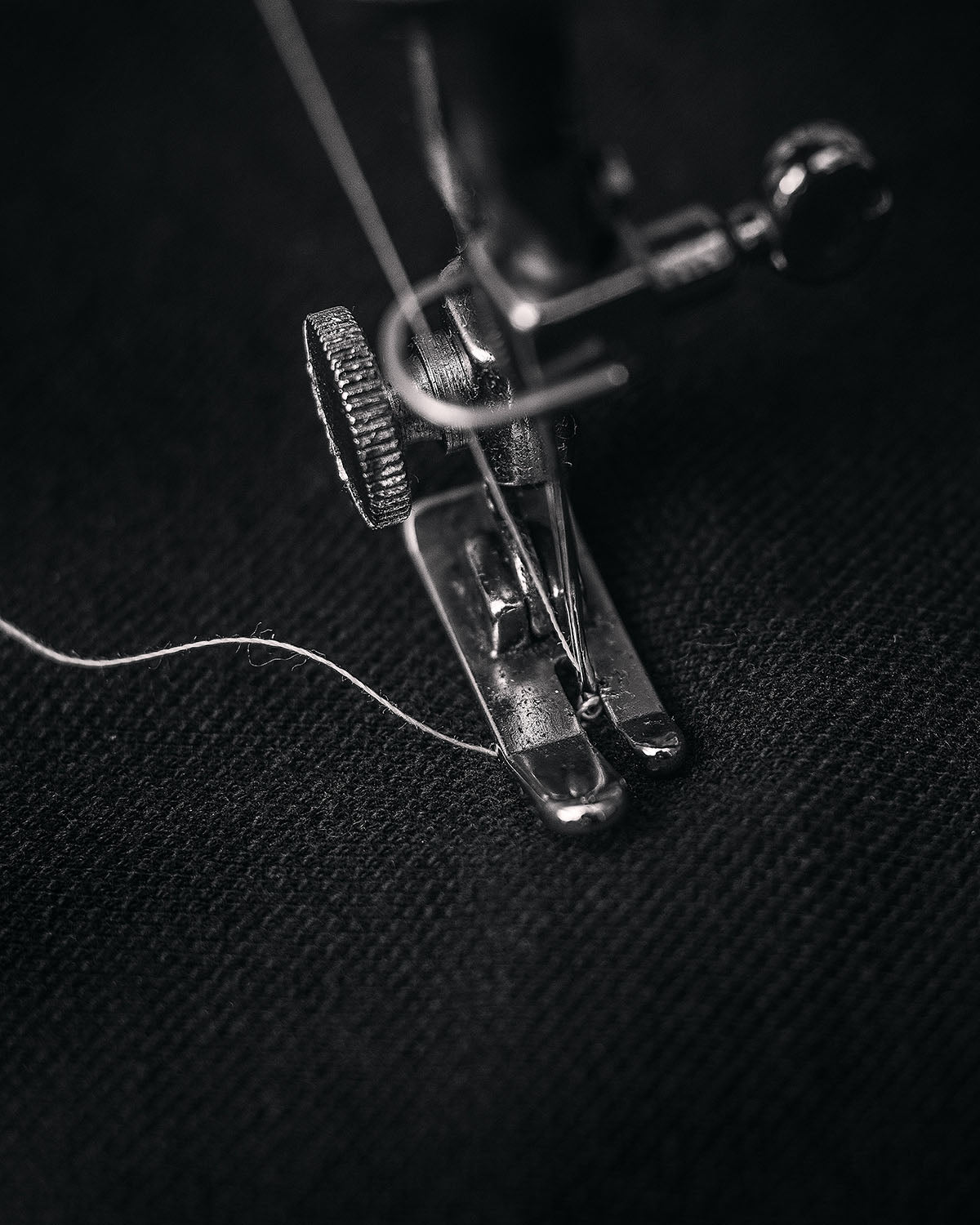 Close up einer Nähmaschine, die Radbekleidung von straede produziert