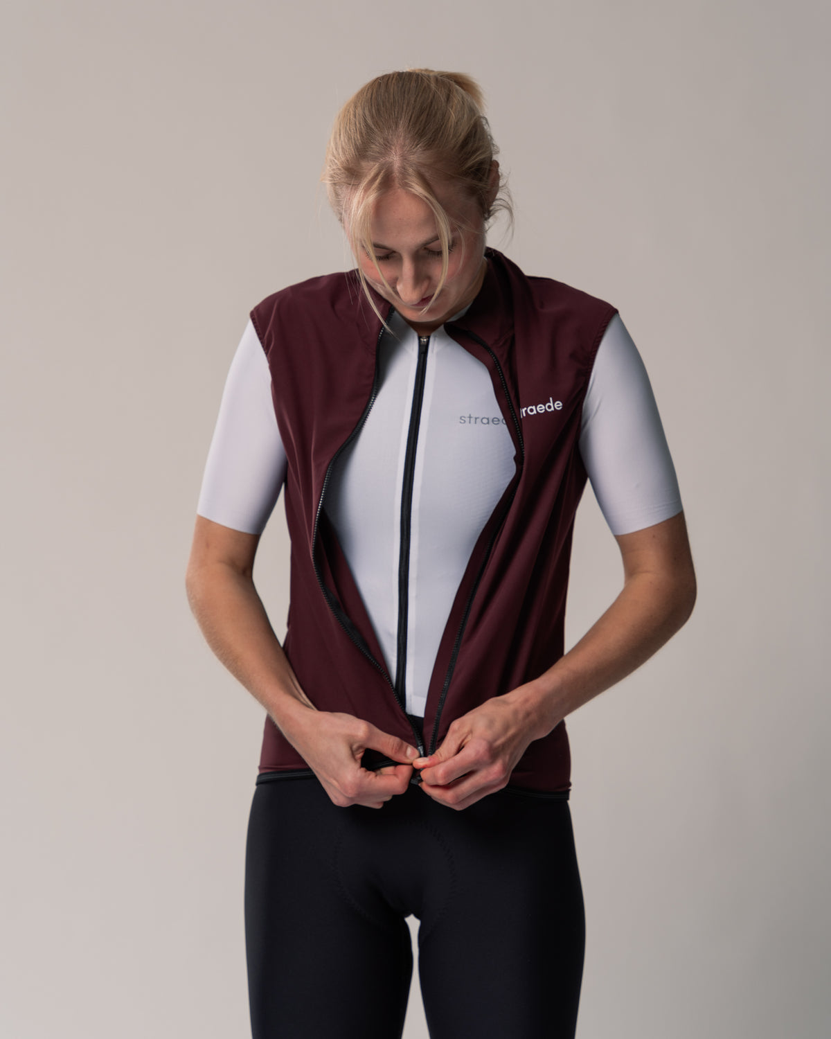 #farbe_deep wine | leichte Weste für Damen in bordeaux