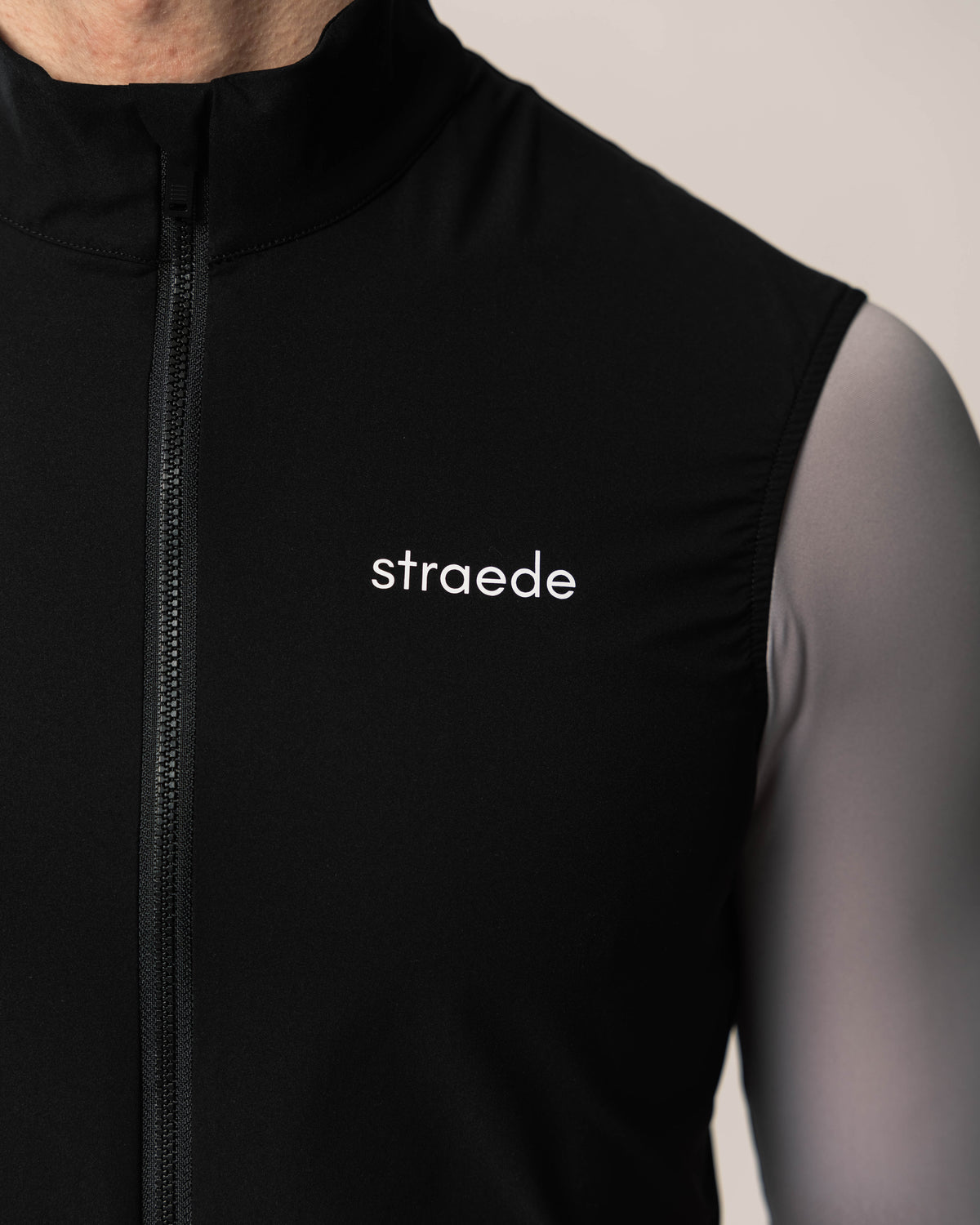 leichte Weste Herren in schwarz Nahaufnahme Straede-Logo auf der Bruts