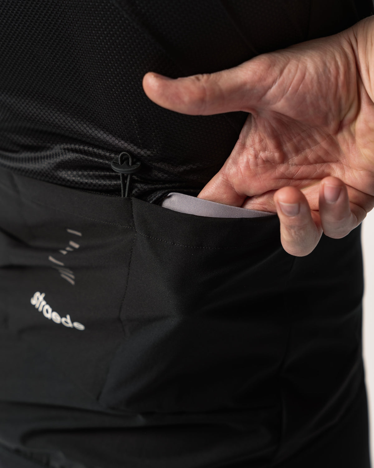 leichte Windbreaker Men in schwarz mit praktischen Taschen an der Rückseite