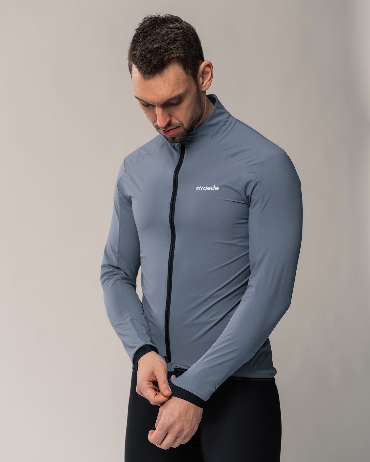 leichte Windbreaker Men in blaugrau mit Straede-Schriftzug auf der Brust