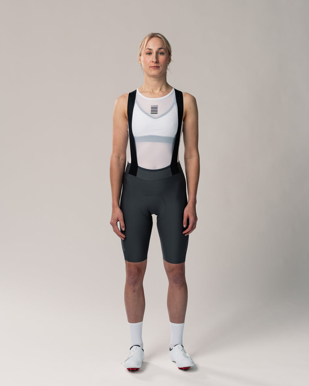 #farbe_steel | nahtlose Aero Bib Shorts für Damen in dunkelgrau