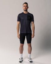 #farbe_charcoal | Aexplore Gravel Shirt Men mit Reißverschluss-Tasche and der Brust in dunkelgrau | #label_185cm/80kg/M