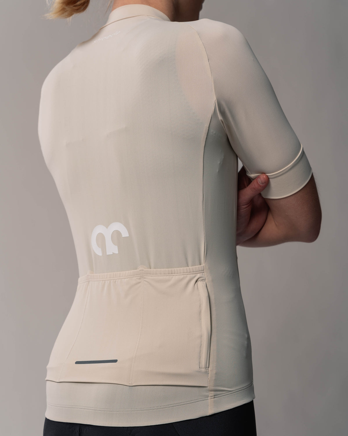 Allround-Fahrradtrikot Kaern Jersey Women 2024 Kurzarm sand Nahaufnahme Taschen an Rückseite