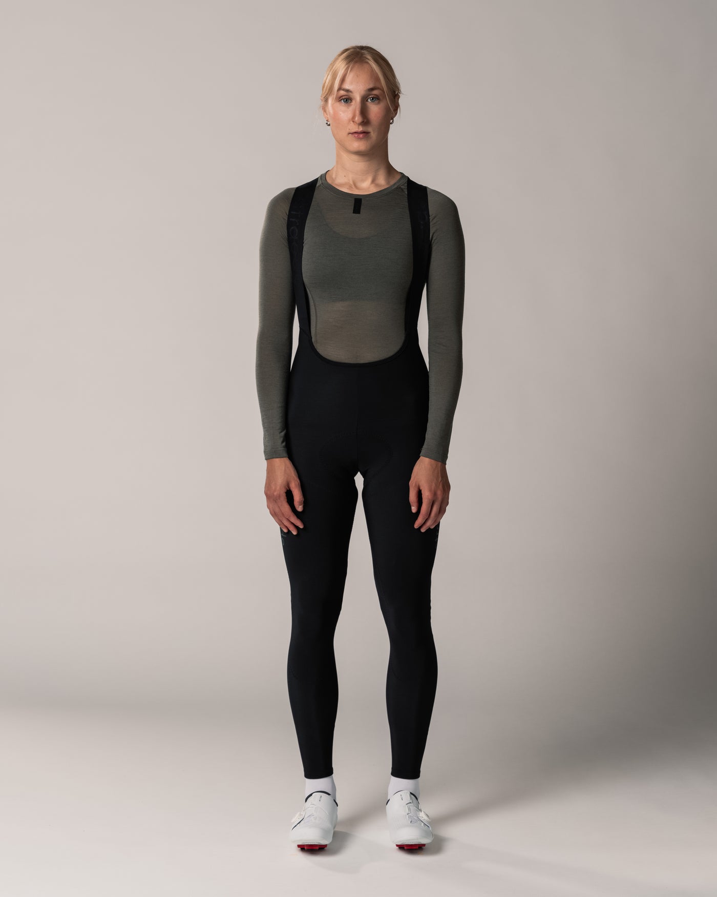 #farbe_deep olive | langärmeliges Merino Baselayer Damen in olivgrün | #label_174m/62kg/XS