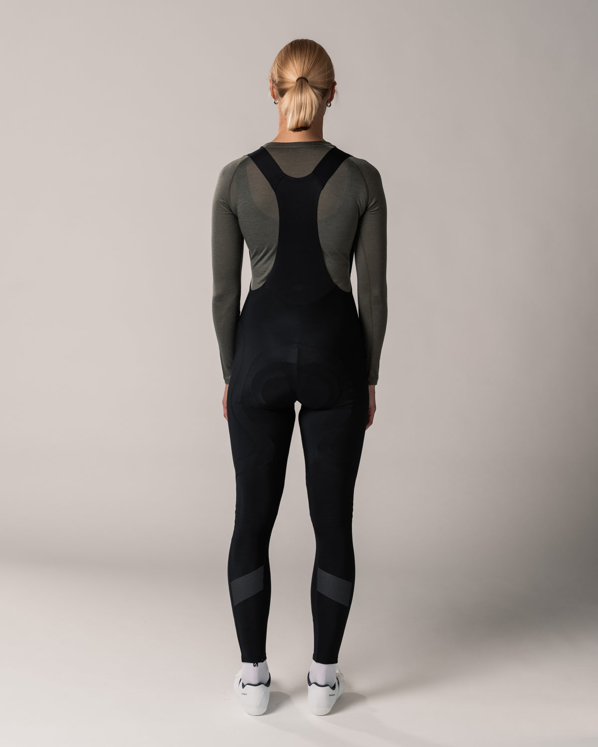 #farbe_deep olive | langärmeliges Merino Baselayer Damen in olivgrün Rückseite