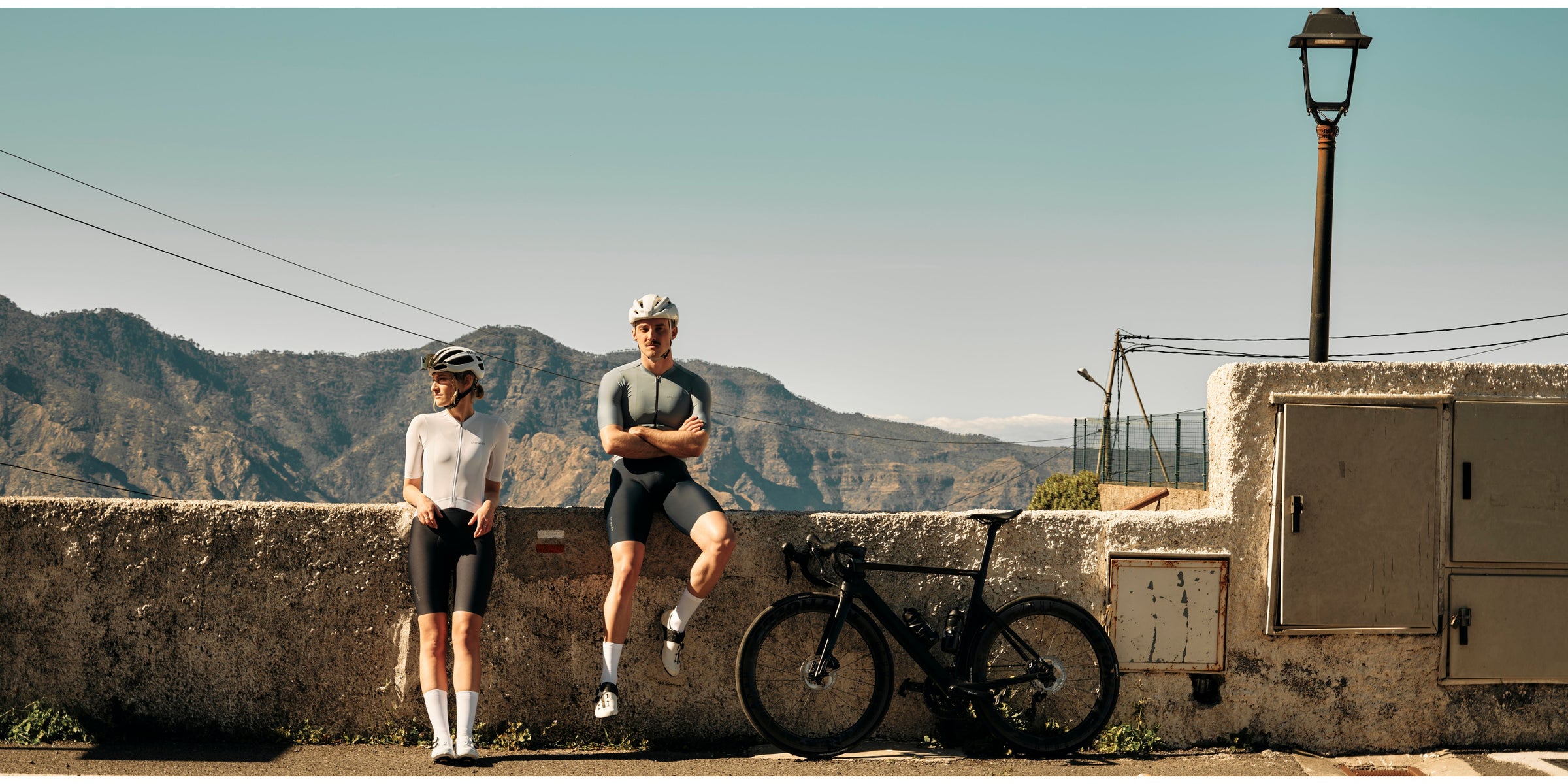 Community Ride im Sommer. Minimalistische Bike-Outfits für das Wesentliche: Radfahren.
