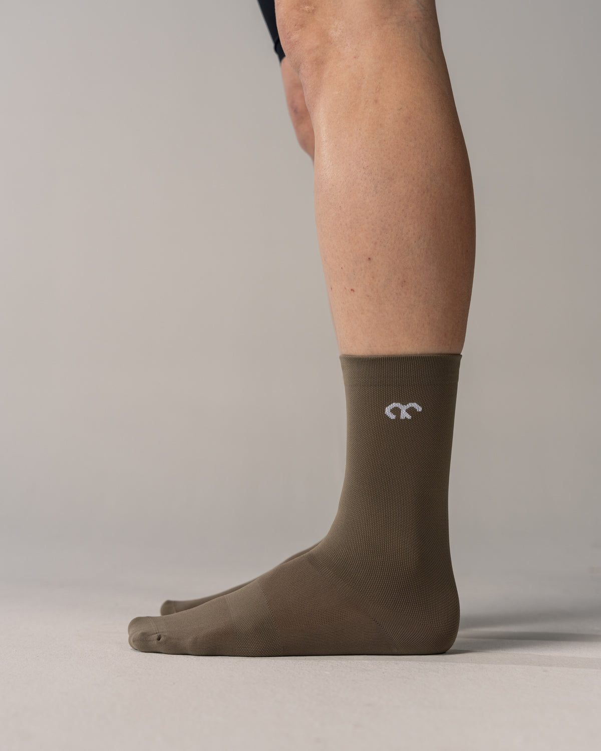 #farbe_khaki | hochgeschnittene Radsocken mit Kompression & Straede Logo in khaki