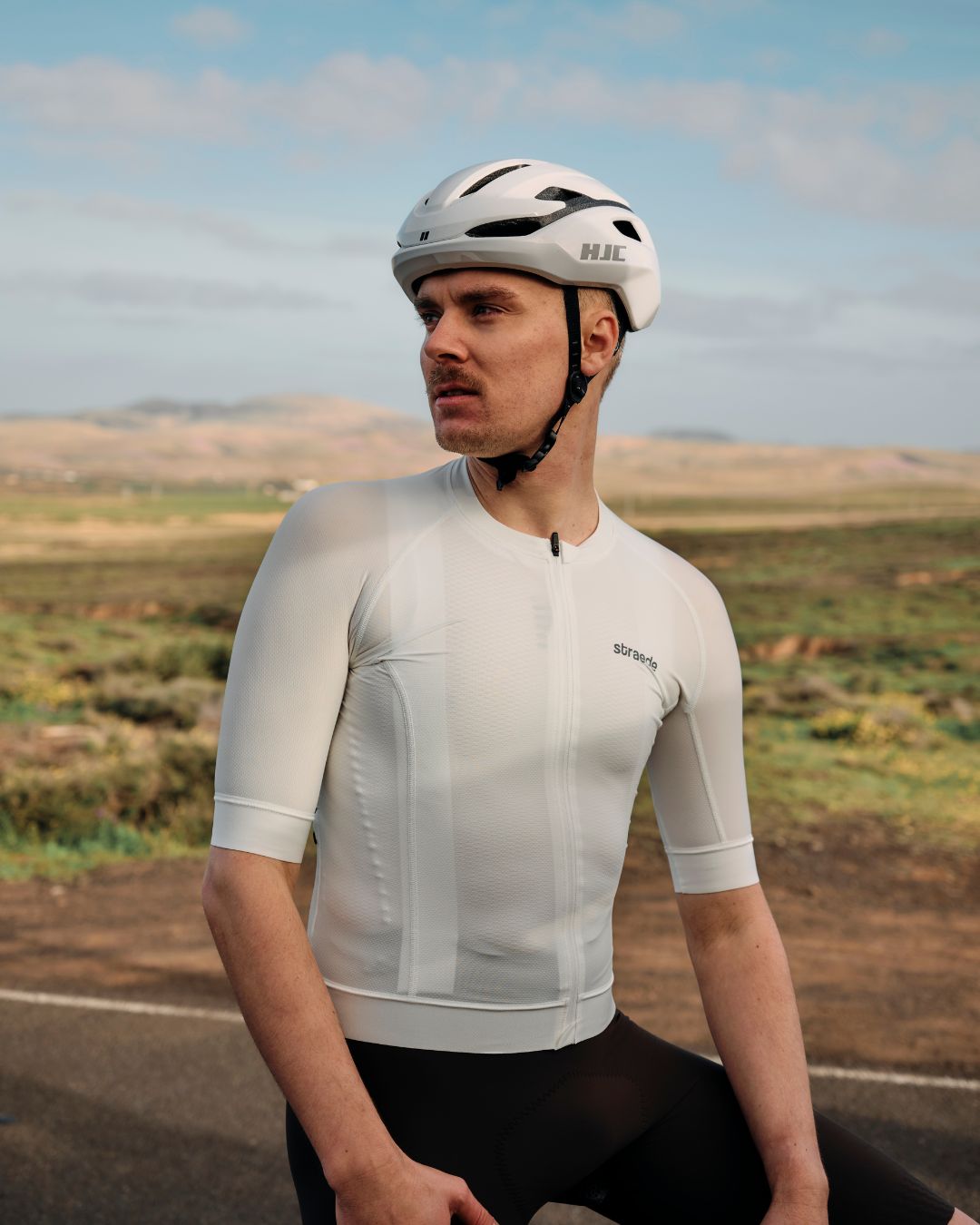 Das weiße Straede Aerlig Pro Jersey. Ein minimalistisches Rennrad-Trikot für maximale Performance.