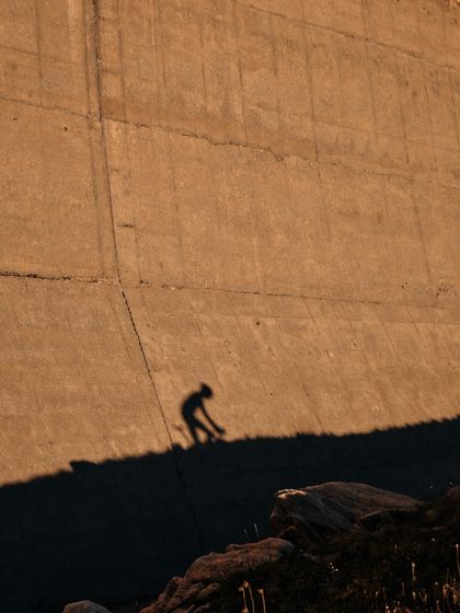 Schatten eines Rennradfahrers mit Rennradbekleidung von straede auf einer Wand