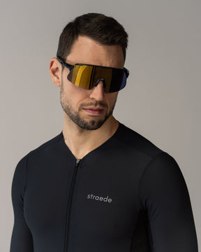 minimalistische Rennrad Sonnenbrille mit goldenen Gläsern